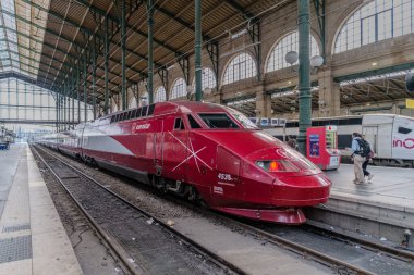 Paris, Fransa - 17 Mayıs 2024: Paris, Fransa 'daki Gare de Lyon' da Eurostar treni haline gelen Thalys treni