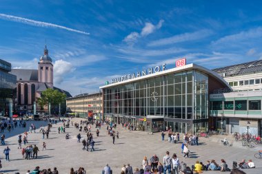 Köln, Almanya - 22 Mayıs 2024: Köln Almanya 'nın merkez tren istasyonu Hauptbahnhof' un kalabalık girişi