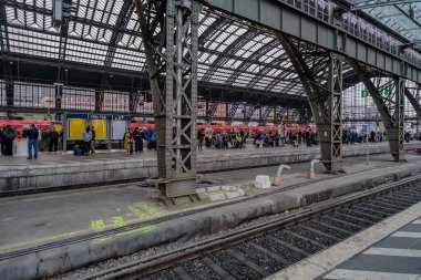 Köln, Almanya - 22 Mayıs 2024: Köln Almanya 'nın merkez tren istasyonu olan kalabalık Hauptbahnhof' da trenlerini bekleyen insanların görüntüsü