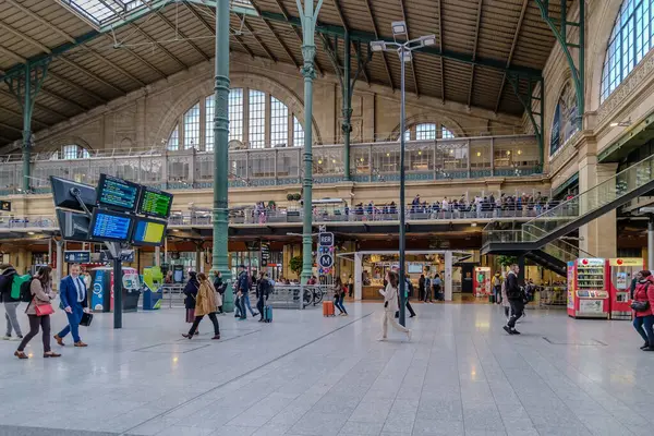 Paris, Fransa - 17 Mayıs 2024: Paris 'teki Gare du Nord merkez tren istasyonunda çeşitli turistlerin görüntüsü