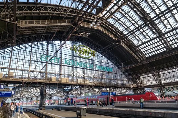 Köln, Almanya - 22 Mayıs 2024: Köln Almanya merkez tren istasyonu kalabalık Hauptbahnhof manzarası