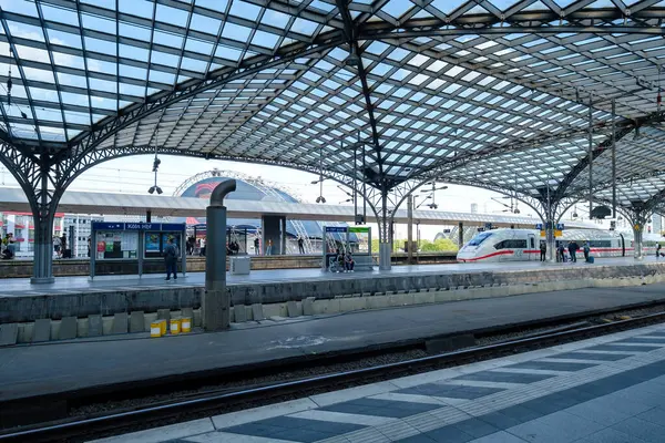 stock image Cologne, Germany - May 22, 2024 : View of people at a platform and a ICE train at the Central railway station of Cologne Germany