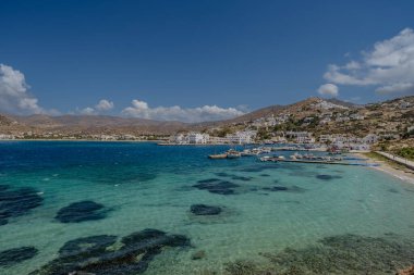 Ios Yunanistan 'ın pitoresk limanı ve güzel Ege turkuvaz denizinin panoramik manzarası