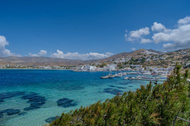 Ios Yunanistan 'ın pitoresk limanı ve güzel Ege turkuvaz denizinin panoramik manzarası