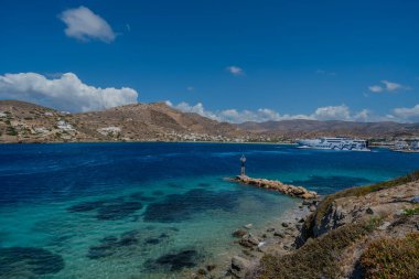 Ios, Yunanistan - 5 Mayıs 2024: Yunanistan 'ın pitoresk limanı ve güzel turkuaz Ege Denizi' ne gelen bir feribot görüntüsü