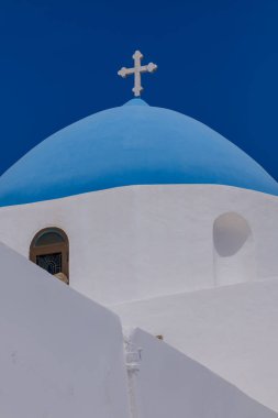 Yunanistan 'daki güzel mavi-beyaz ortodoks Yunan kilisesinin manzarası 