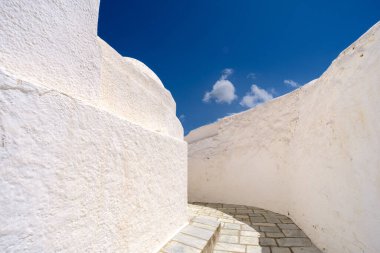 Yunanistan 'da bir kilisenin yanında beyazlatılmış bir patika manzarası