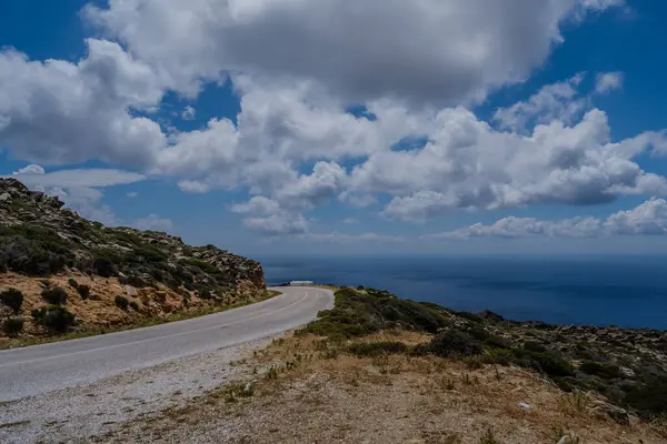 Tepede ıssız bir yol ve Yunanistan 'da güzel bulutlar.