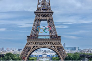 Paris, Fransa - 5 Temmuz 2024: Paris 'teki Eyfel Kulesi' ndeki Olimpiyat halkalarına yakından bakın