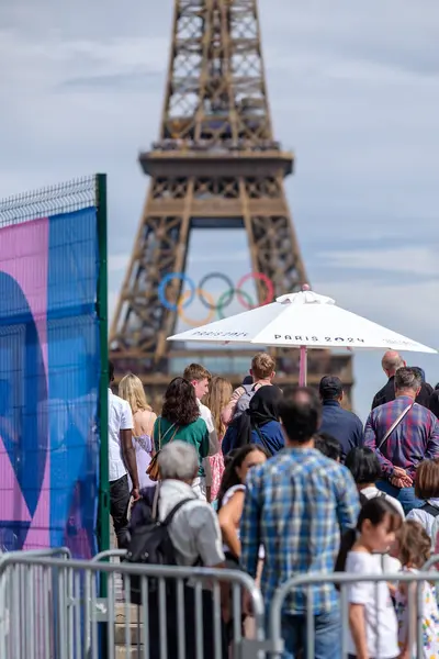 Paris, Fransa - 5 Temmuz 2024: 2024 Olimpiyat Oyunları için Eyfel Kulesi 'nin dekorasyonunu görmek için ziyaret eden turistler