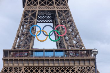 Paris, Fransa - 5 Temmuz 2024: Paris 'teki Olimpiyat yüzükleriyle süslenmiş görkemli Eyfel Kulesi' nin yakın görüntüsü