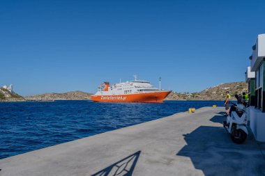 Ios, Yunanistan - 6 Mayıs 2024: Dionisios Solomos feribot Yunanistan limanına yanaşıyor