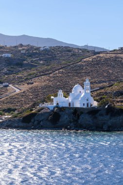 Yunanistan 'daki güzel, beyaz boyalı Aziz Irene Kilisesi manzarası