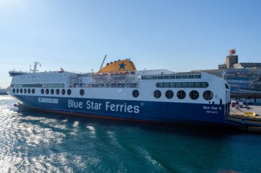 Ios, Yunanistan - 6 Mayıs 2024: Pire Yunanistan limanına yanaşan bir feribot görüntüsü