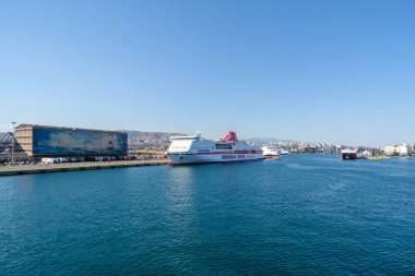 Ios, Yunanistan - 6 Mayıs 2024: Pire Yunanistan limanına yanaşan bir feribot görüntüsü