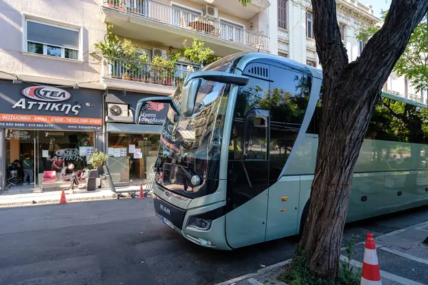 Ios, Yunanistan - 6 Mayıs 2024: Yunanistan 'ın ana şehirler arası toplu taşıma servisi Atina' da bir KTEL otobüsüne bakmak