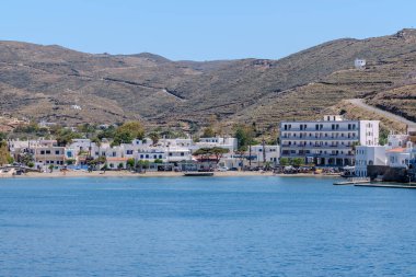 Kythnos, Yunanistan - 6 Mayıs 2024: Kythnos Yunanistan limanındaki otel ve konut binaları