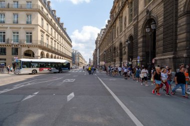 Paris, Fransa - 2 Ağustos 2024: Paris 'teki Louvre Müzesi' nin yanındaki Rue Rivoli 'de turist kalabalığı