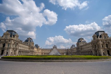 Paris, Fransa - 2 Ağustos 2024: Louvre Müzesi ve Paris 'teki piramidin panoramik manzarası
