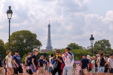 Paris, Fransa - 2 Ağustos 2024: Olimpiyat Oyunları sırasında Paris 'te turistlerin manzarası ve arka planda Eyfel Kulesi