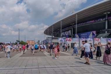 Paris, Fransa - 2 Ağustos 2024: Paris Fransa Olimpiyat Oyunları 'nı izlemek için Fransa Stadyumu' na doğru yürüyen insanların görüntüsü