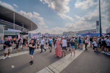 Paris, Fransa - 2 Ağustos 2024: Paris Fransa Olimpiyat Oyunları 'nı izlemek için Fransa Stadyumu' na doğru yürüyen insanların görüntüsü