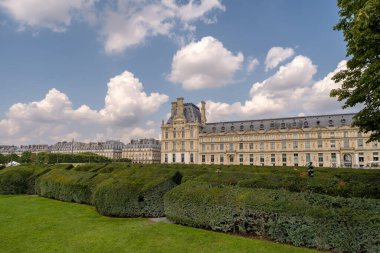 Paris, Fransa - 2 Ağustos 2024: Louvre Müzesi ve Tuillerie Bahçesi yakınlarındaki güzel Paris mimarisi