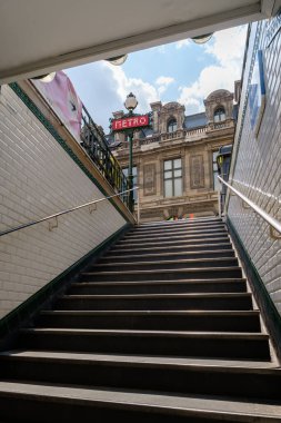 Paris, Fransa - 2 Ağustos 2024: Paris 'te tipik bir metro çıkışının görüntüsü