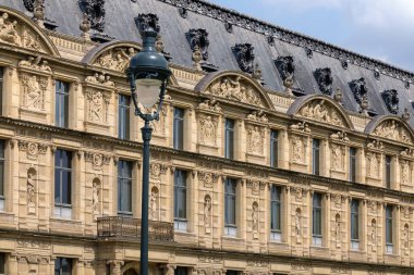 Paris, Fransa - 2 Ağustos 2024: Louvre Müzesi yakınlarındaki güzel Paris mimarisi