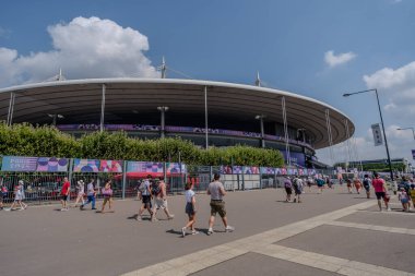 Paris, Fransa - 2 Ağustos 2024: Paris Fransa Olimpiyat Oyunları 'nı izlemek için Fransa Stadyumu' na doğru yürüyen insanların görüntüsü