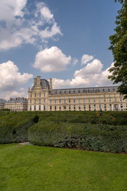 Paris, Fransa - 2 Ağustos 2024: Louvre Müzesi ve Tuillerie Bahçesi yakınlarındaki güzel Paris mimarisi
