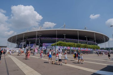 Paris, Fransa - 2 Ağustos 2024: Paris Fransa Olimpiyat Oyunları 'nı izlemek için Fransa Stadyumu' na doğru yürüyen insanların görüntüsü