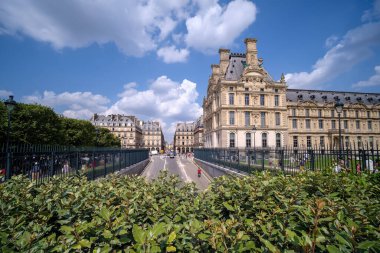Paris, Fransa - 2 Ağustos 2024: Louvre Müzesi yakınlarındaki güzel Paris sokakları ve mimarisi