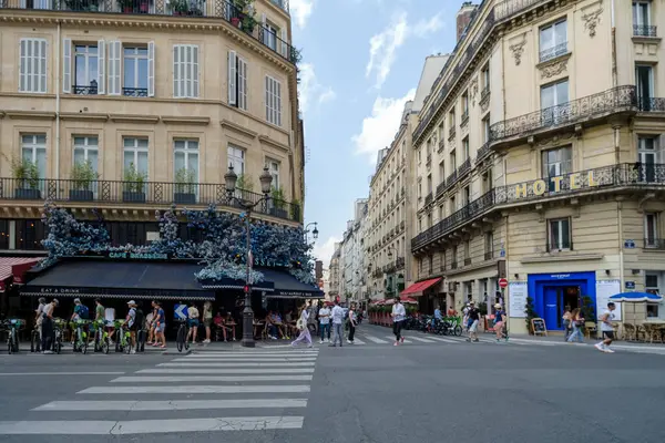Paris, Fransa - 2 Ağustos 2024: Paris 'in merkezinde popüler bir bölgedeki çeşitli kafe ve restoranların görüntüsü