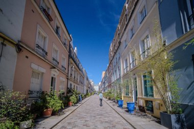 Paris, Fransa - 10 Ağustos 2024: Paris 'teki renkli ve ünlü Rue Cremieux' nun panoramik manzarası