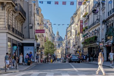 Paris, Fransa - 10 Ağustos 2024: Arka planda güzel Saint Germain bölgesi ve Fransa Enstitüsü