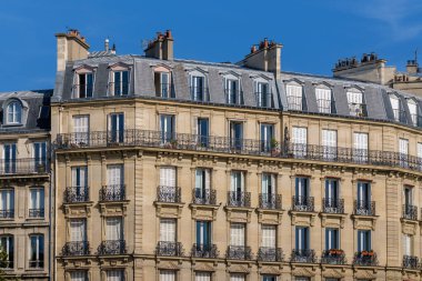 Seine nehrinin önündeki tipik Paris binalarının manzarası