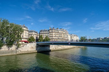 Paris, Fransa - 10 Ağustos 2024 Pont Saint-Louis köprüsü ve Paris 'teki Seine nehri manzarası