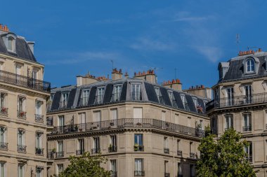 Seine nehrinin önündeki tipik Paris binalarının manzarası