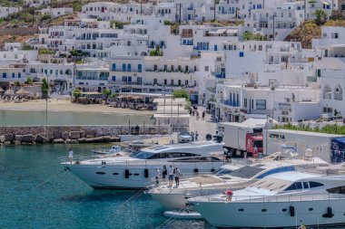 Sifnos, Yunanistan - 6 Mayıs 2024: Yunanistan 'ın Sifnos limanındaki çeşitli yat ve teknelerin manzarası