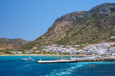 Sifnos, Yunanistan - 6 Mayıs 2024: Yunanistan 'ın Sifnos limanındaki çeşitli yat ve teknelerin manzarası