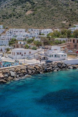 Sifnos, Yunanistan - 6 Mayıs 2024: Yunanistan 'ın Sifnos limanının beyazlatılmış güzel manzarası