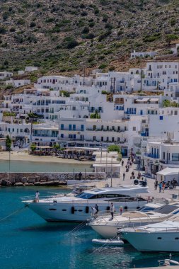 Sifnos, Yunanistan - 6 Mayıs 2024: Yunanistan 'ın Sifnos limanındaki çeşitli yat ve teknelerin manzarası