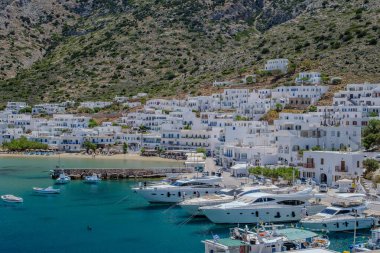 Sifnos, Yunanistan - 6 Mayıs 2024: Yunanistan 'ın Sifnos limanındaki çeşitli yat ve teknelerin manzarası