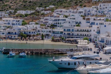 Sifnos, Yunanistan - 6 Mayıs 2024: Yunanistan 'ın Sifnos limanındaki çeşitli yat ve teknelerin manzarası