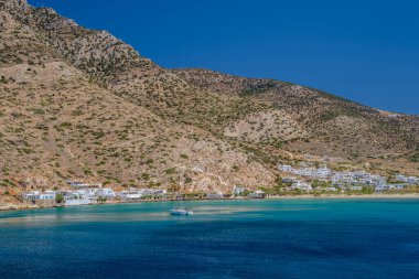 Sifnos Yunanistan 'ın resimli kumlu plajının panoramik manzarası