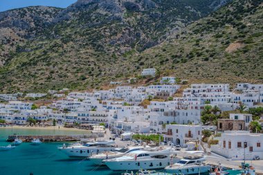 Sifnos, Yunanistan - 6 Mayıs 2024: Yunanistan 'ın Sifnos limanındaki çeşitli yat ve teknelerin manzarası