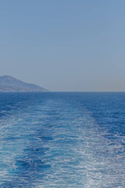 Yunanistan 'daki Ege Denizi' nde yüzen bir feribotun dalga izlerinin görüntüsü