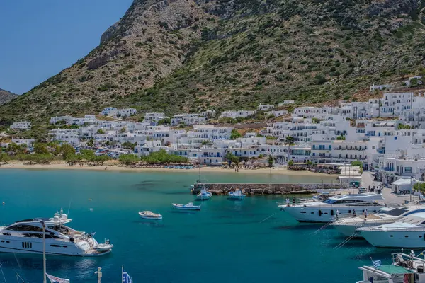 Sifnos, Yunanistan - 6 Mayıs 2024: Sifnos Yunanistan limanı yakınlarında çeşitli tekneler ve güzel bir plaj manzarası
