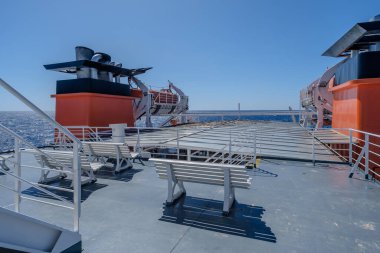 Sifnos, Yunanistan - 6 Mayıs 2024: Arka planda bir feribot güvertesi ve Ege Denizi manzarası